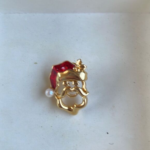 Vintage Avon Santa pin. - Picture 4 of 6